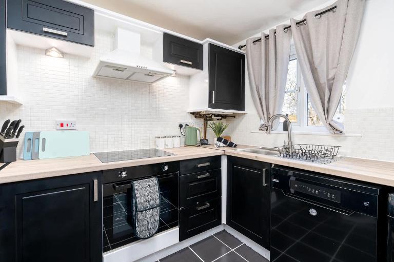 Spacious 3 Bedroom Home with 6 Beds Private Garden and Driveway Parking - B&B Sheffield
