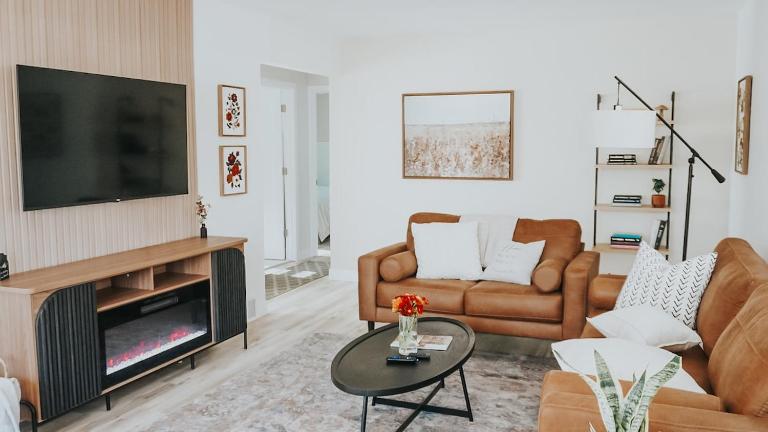 Modern 4BR Retreat - Sauna, Arcade & Fire Pit - Bed and Breakfast Minneapolis