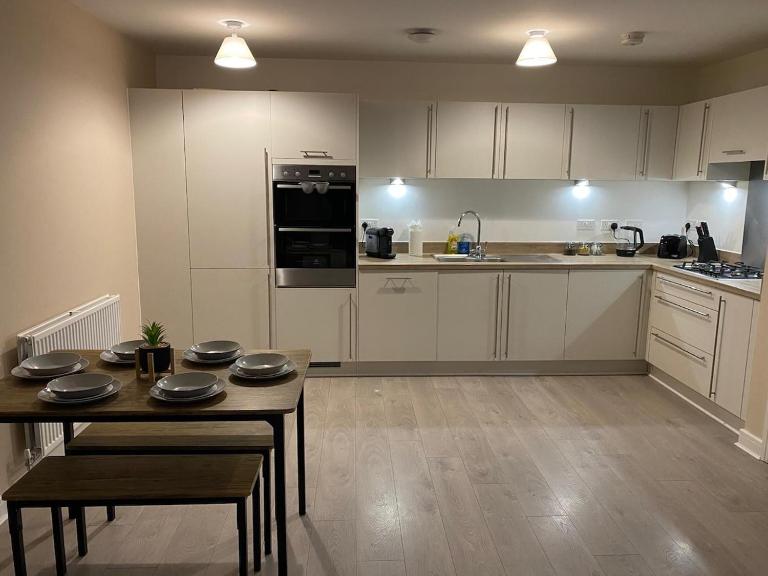 2 Bed Apartment Free Parking Close to Gatwick - B&B Copthorne