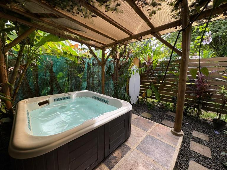 Colibrí Villa, 800 m from Beach - B&B Uvita