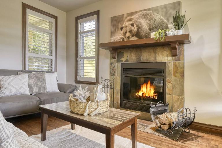Lovely Chalet with Hot Tub, Sauna & Billiard - Bed and Breakfast Mont-Tremblant