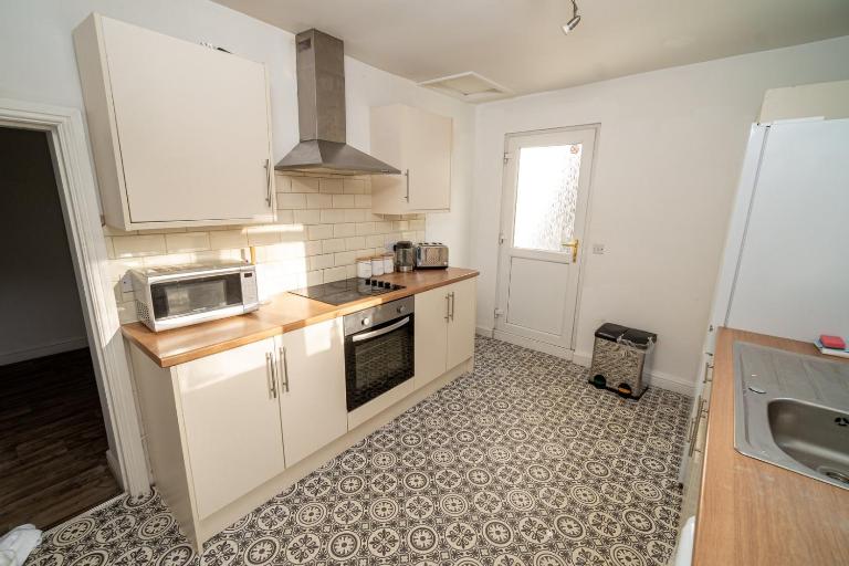 Pitchside Comfort – 3-Bed Swansea Home - B&B Swansea