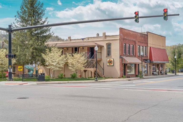 Downtown Duo - The Loft & The Den - B&B Bryson City