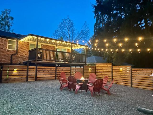 Creekside 3BR EV FirePit BBQ AC Games Yoga - B&B Seattle