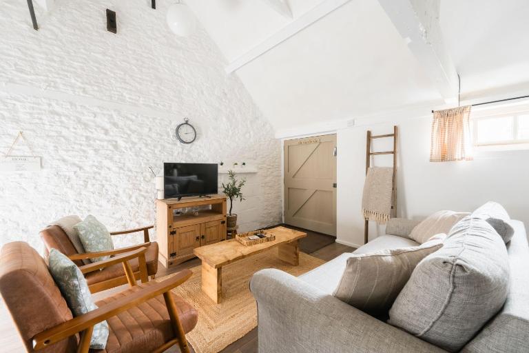 Snug Cotswolds Farm Cottage - The Henloft - Chambres d'hôtes Lechlade