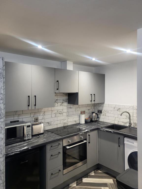 Modern Serviced Studio - Affordable Luxury with Free WIFI Free Parking Flat Screen Smart TV - B&B Peterborough