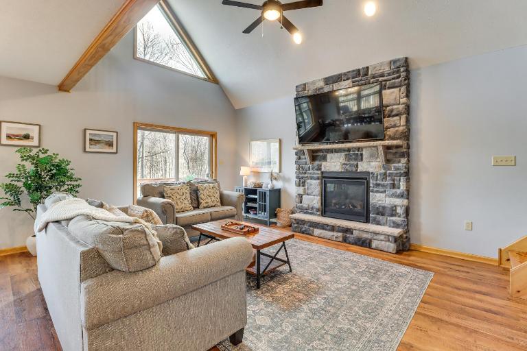 Hot Tub Soaks! Family Home 6 Mi to Big Boulder Mtn - Bed and Breakfast Albrightsville