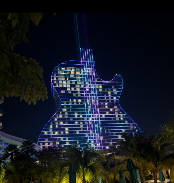 By Hard Rock Guitar Hotel casino 7 min walk - B&B Dania Beach