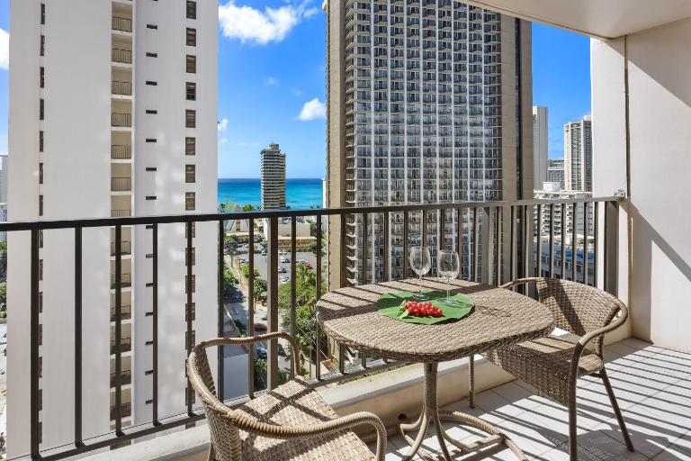 19th-floor newly remodeled condo with lanai, pool & beach access - Ferienwohnung Honolulu