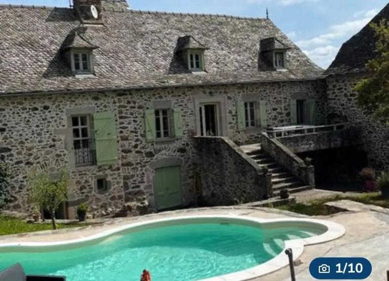Villa spacieuse avec piscine à Bas-Ségala - B&B La Bastide-l'Évêque