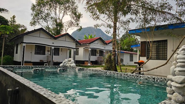 Batu Puteh Chalet by the River, Pool, WIFI - B&B Kampung Mendok