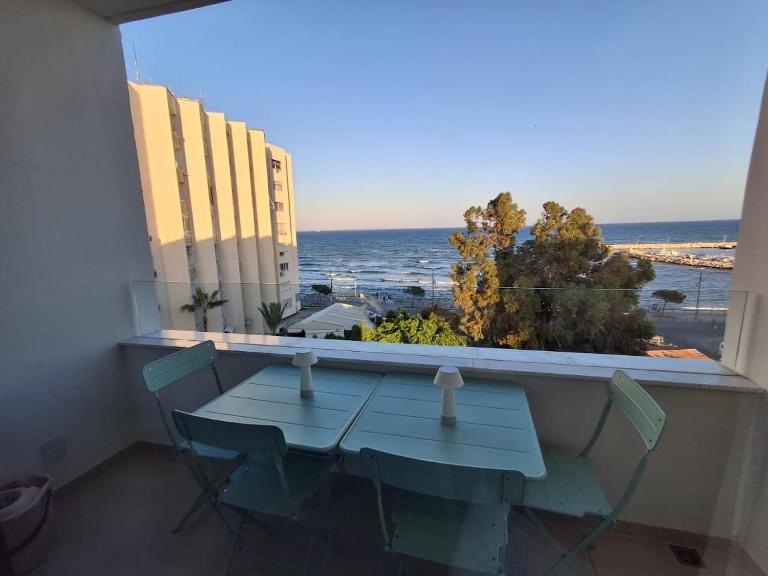 Lazuli Sea View & Pool Ap 502 - B&B Larnaka