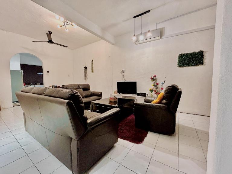 Cozy 10 Entire House 4 Bedroom At Alma Bukit Mertajam - Bed and Breakfast Bukit Mertajam