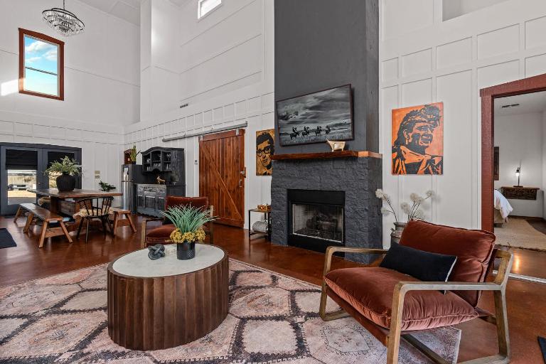 Meadows Farmhouse & Cottage - Hot Tub & Fire Pit - Chambres d'hôtes Fredericksburg