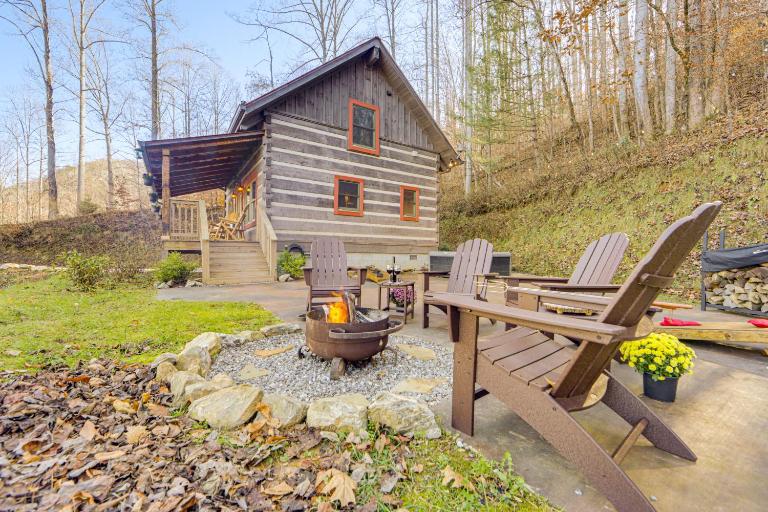 Hot Tub Haven! Mtn-View Home 13 Mi to Bryson City! - B&B Whittier