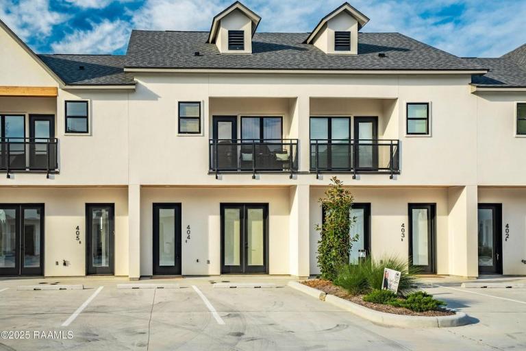 Modern 3BR 2 and a half BA Townhome, Heart of Town - B&B Lafayette