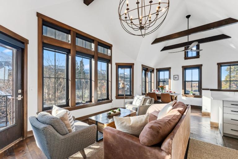 Aurum Condo - 1 BR with Mtn Views, Steps from Main St - Chambres d'hôtes Breckenridge