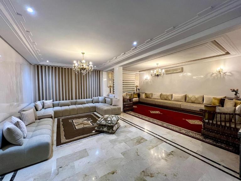 Chic & Spacious 4BR with Jacuzzi-Fez New City Stay - B&B Fes