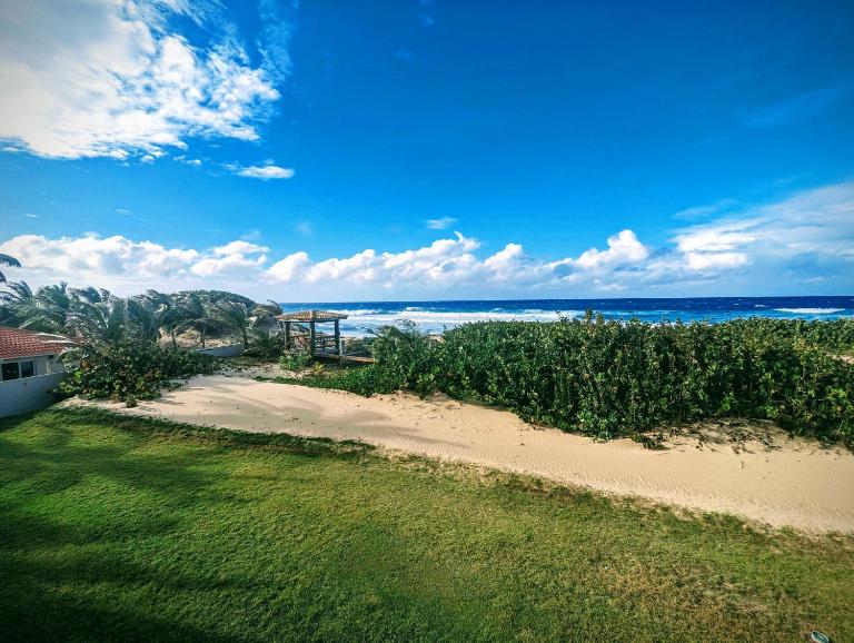 Peaceful Beachfront Two Bedroom Apartment - Ferienwohnung Isabela