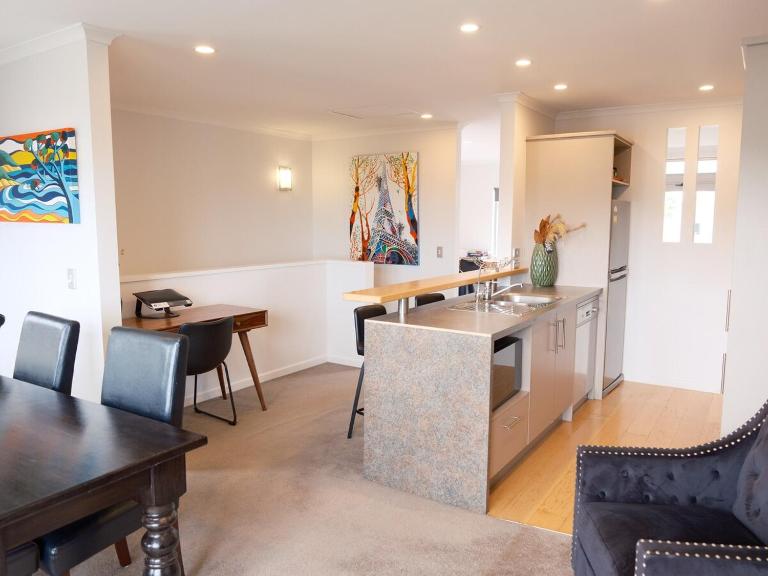 Seascape Escape - A Modern 4-Bedroom Retreat - B&B Wellington