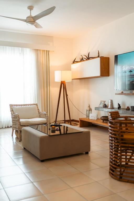 Beachfront Apt with Sea Views, 1 Min Walk to Beach - SD10 - Bed and Breakfast Flic en Flac