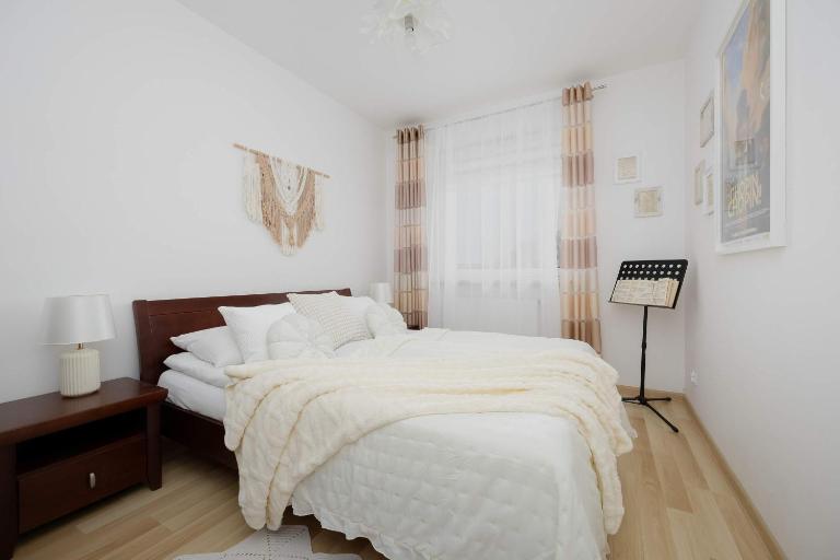 Cosy One-Bedroom Apartment with Parking & Balcony by Noclegi Renters - Ferienwohnung Warschau