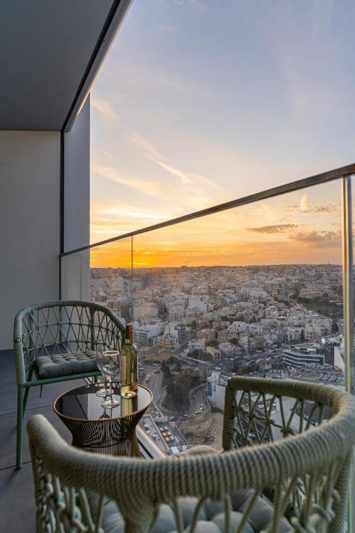 21st Floor Sunset Apartment - Mercury Tower with Pool Access by Stays Uniq - Ferienwohnung St. Julian's