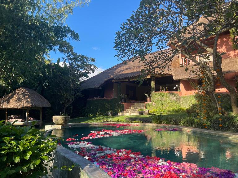 Villa Bella Bali - Authentic Balinese Luxury Villa with Tropical Elegance - Nanny and Cook - B&B Canggu