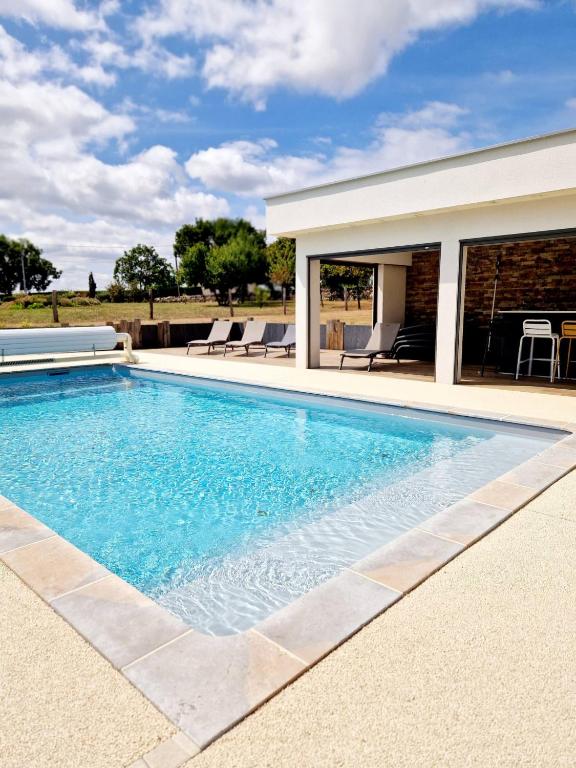 Le Gîte "Aubrac" Haut de gamme, Jardin, Piscine - B&B Gabriac