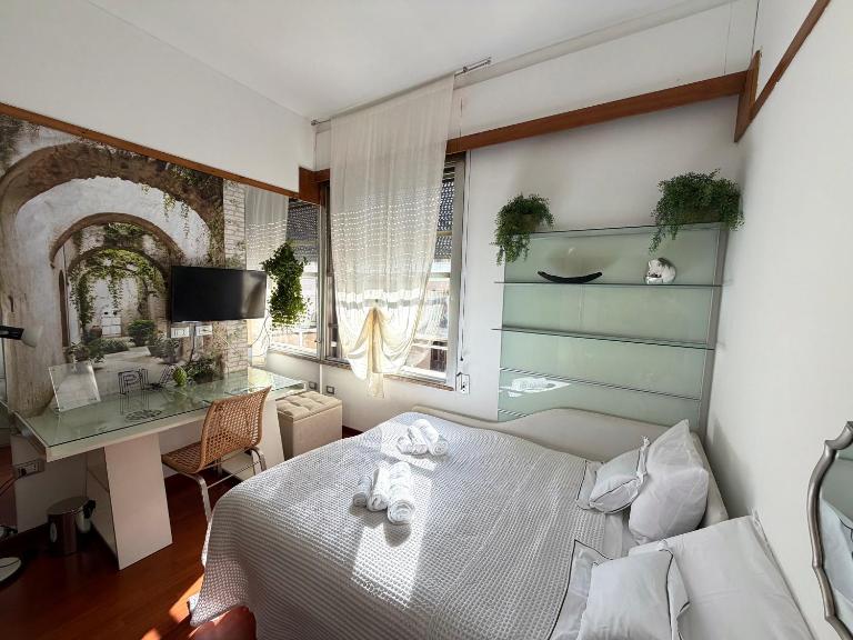 Urban Jungle 7 - New Door - B&B Milan