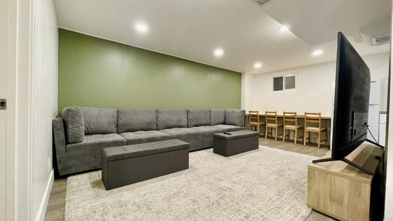 Cozy Modern 2BR in Millcreek Tempurpedic Beds 83 inch 4k TV 10 Min to SLC Mountains - Chambres d'hôtes South Salt Lake