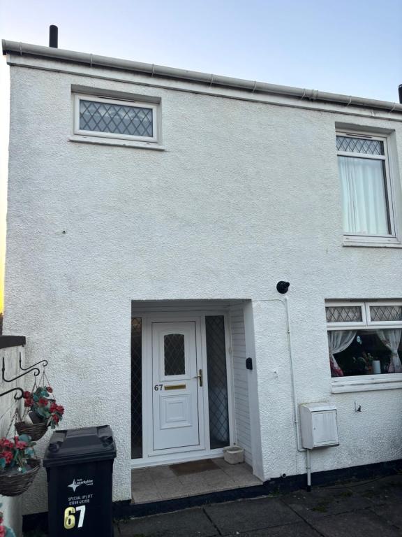 OakHouse- Entire 3 Bedroom Terrace House with Free Parking - B&B Cumbernauld