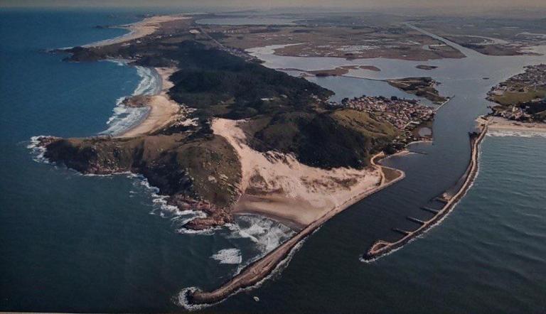 APARTAMENTO 3 DORM., O QUINTAL É A PRAIA E MOLHES - B&B Laguna