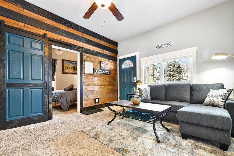 Cozy Downtown Retreat with Private Yard, Fire Pit, Queen Suite, Full Kitchen, Office Space, Fast WiFi, and Easy Walk to Restaurants and Local Trails - B&B Colorado Springs