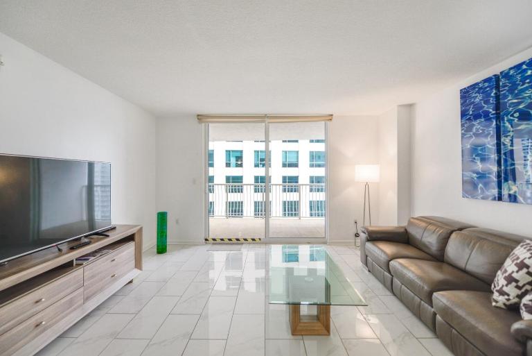 Luxury Bayview Condo | Pool, Gym & Skyline Views - B&B Miami