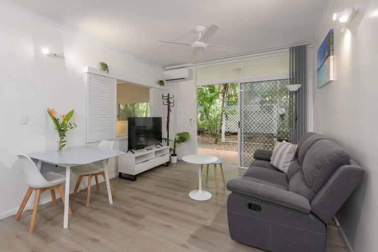 Deluxe ground floor 1 Bedroom at Coral Apartments - B&B Port Douglas
