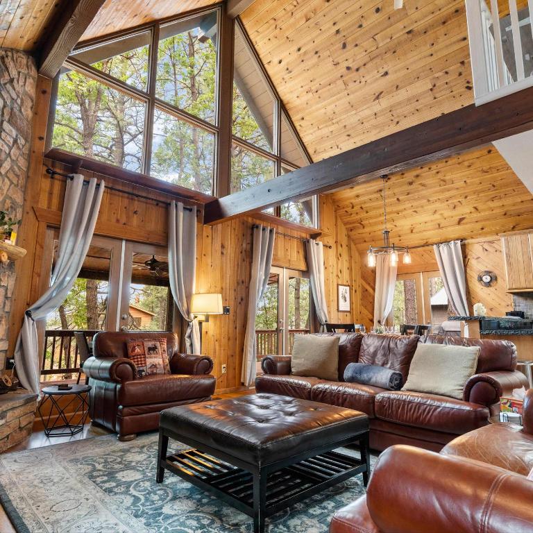 Family Cabin Getaway - Firepit Views Outdoor Fun - Bed and Breakfast Munds Park