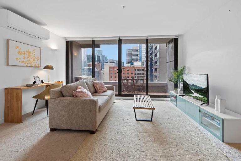 Modern 1-Bed City Apartment with Pool and Gym - B&B Melbourne