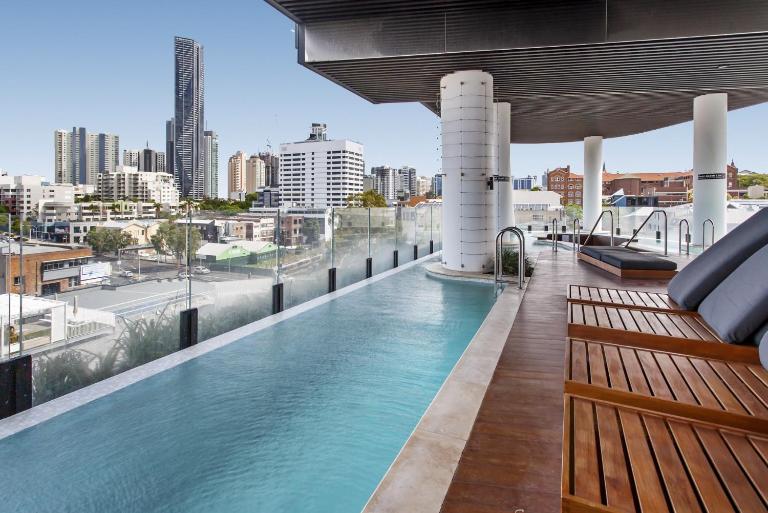 Chic 1-Bed with Parking, Infinity Pool and Gym - B&B Brisbane