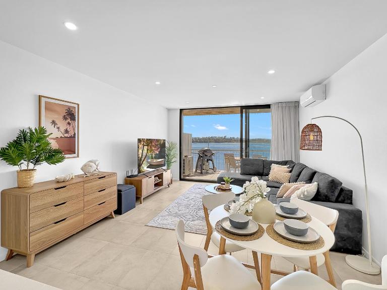 Modern 1-Bedroom Apt with Sweeping Water Views - Bed and Breakfast Batemans Bay