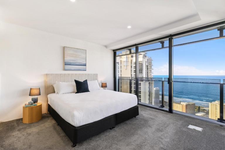 Circle on Cavill Luxe 2-Bed with Views & Pool - B&B Costa Dorada
