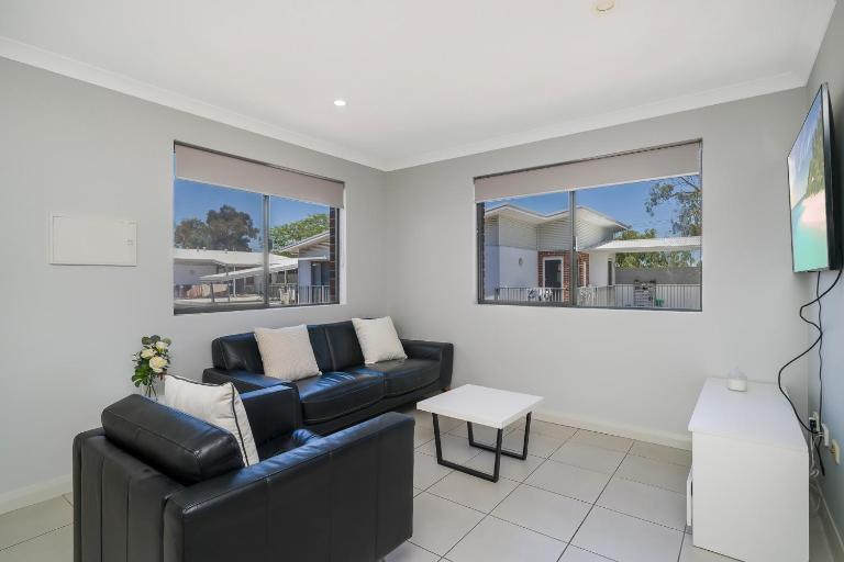 Sunny 2-Bed in Quiet Location with Balcony - B&B Perth