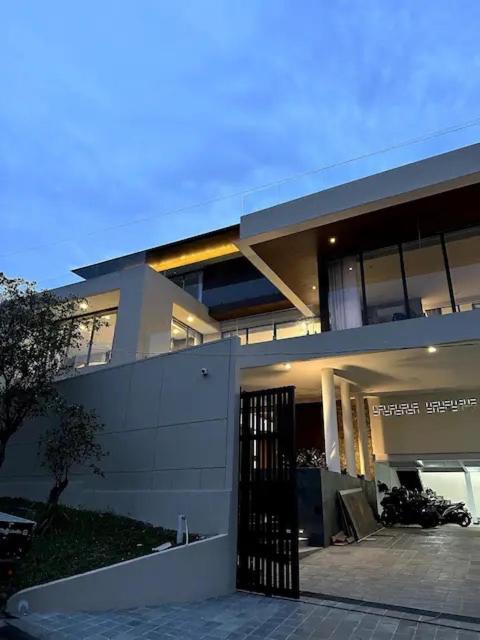 Eirene's Lakeside Villa - Bed and Breakfast Karangtengah