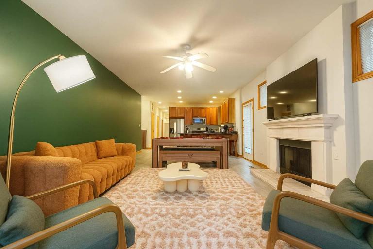 1 Free Parking Sleeps 10 - B&B Chicago