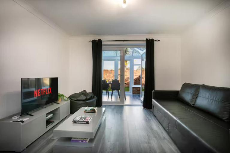 Stylish 2-Bed Home in Nottingham WiFi - Pass the Keys - B&B Nottingham