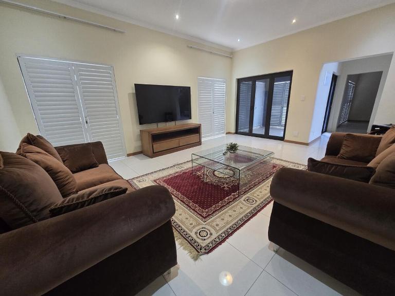 Joburg family and friends getaway house with pool - B&B Johannesburg