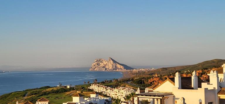Fantastic Sea & Gibraltar View apartment - B&B Alcaidesa