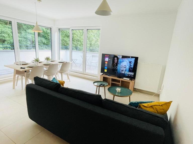 Sunny 2BR Home w private terrace&secure parking - Bed and Breakfast Luxemburg