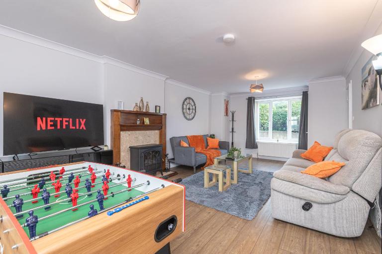 New Comfy 4BR House, Driveway Park, Games - B&B Lindley