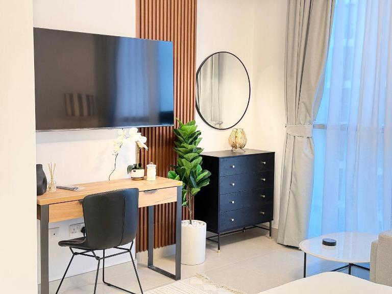 ASHRI HH | Studio in Ajmal Makan | Beach Access - Ferienwohnung Al Ḩamrīyah